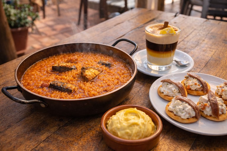 Caldero murciano con arroz y café asiático de Cartagena servidos en mesa de restaurante