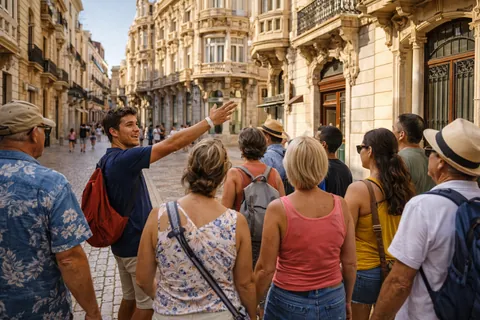 Grupo de viajeros en el free tour por el centro histórico de Cartagena